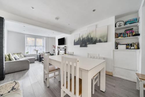 Iekārtas, Spacious 4-Bed Welsh Valley Retreat with Hot Tub in Aberaman