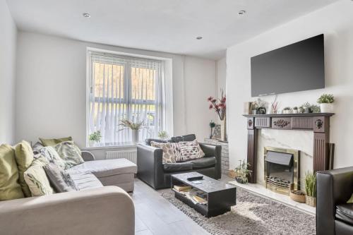 Spacious 4-Bed Welsh Valley Retreat with Hot Tub in Aberaman