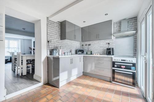 Spacious 4-Bed Welsh Valley Retreat with Hot Tub in Aberaman