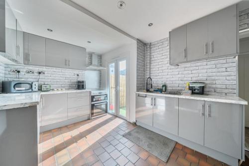 Spacious 4-Bed Welsh Valley Retreat with Hot Tub in Aberaman