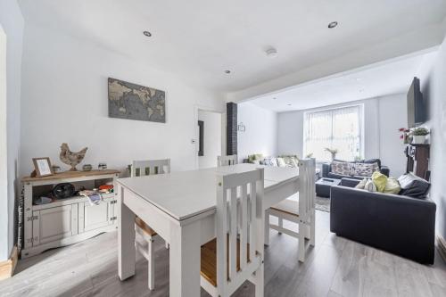 Iekārtas, Spacious 4-Bed Welsh Valley Retreat with Hot Tub in Aberaman