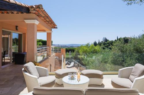 Villa familiale 220m2 avec piscine vue mer 4 chambres Mandelieu proche Cannes