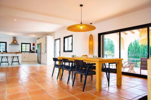 Mediterranean Luxe Villa • 8PAX • Pool • BBQ •Cozy in Santa Paula