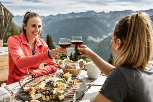 small and cozy Gasthof Rieder Stubn B & B on - site Restaurant and Pinseria in Ried Im Oberinntal
