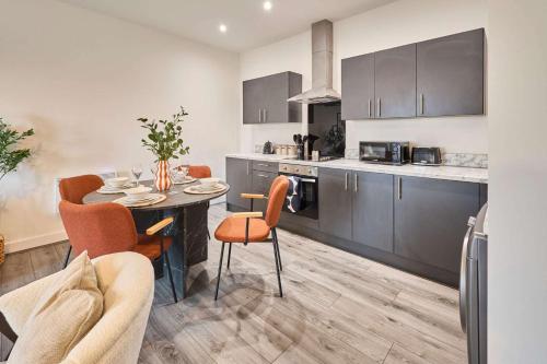 Kitchen, Host & Stay - 18 Queens Court in Huyton