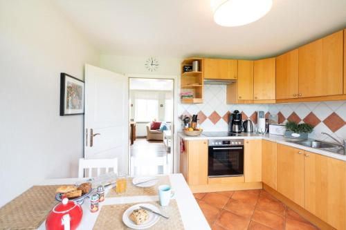 Landhaus 10 min von der Ostsee mit Kamin, eingezäuntem Garten und Sauna! (Landhaus 10 min von der Ostsee mit Kamin, eingezauntem Garten und Sauna!) in Rabenholz
