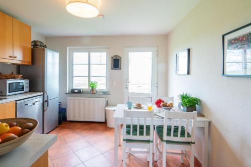 Iekārtas, Landhaus 10 min von der Ostsee mit Kamin, eingezäuntem Garten und Sauna! (Landhaus 10 min von der Ostsee mit Kamin, eingezauntem Garten und Sauna!) in Rabenholz