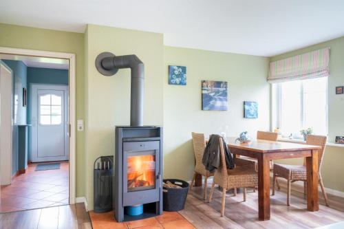 Landhaus 10 min von der Ostsee mit Kamin, eingezäuntem Garten und Sauna! (Landhaus 10 min von der Ostsee mit Kamin, eingezauntem Garten und Sauna!) in Rabenholz