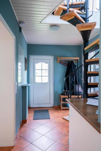 Landhaus 10 min von der Ostsee mit Kamin, eingezäuntem Garten und Sauna! (Landhaus 10 min von der Ostsee mit Kamin, eingezauntem Garten und Sauna!) in Rabenholz