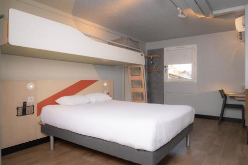 1 double bed, 1 bunk bed