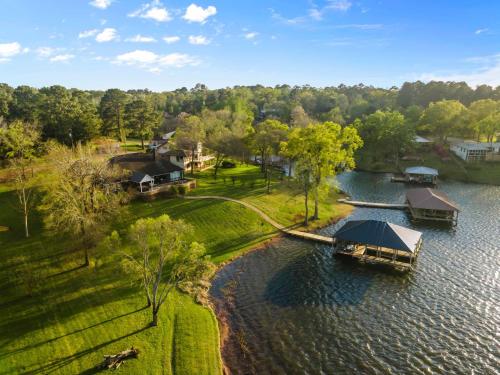 The Finding Place at Lake Palestine in Coffee City (TX)