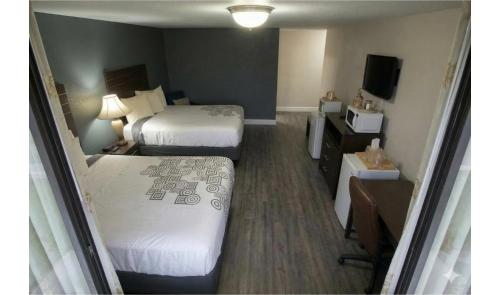 Regency Inn & Suites - image 20