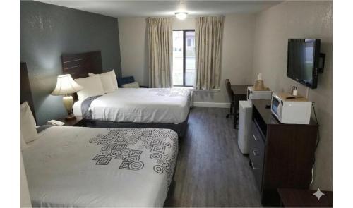 Regency Inn & Suites - image 33