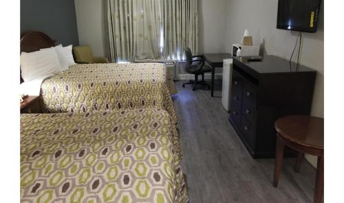 Regency Inn & Suites - image 32