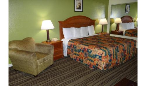 Regency Inn & Suites - image 25