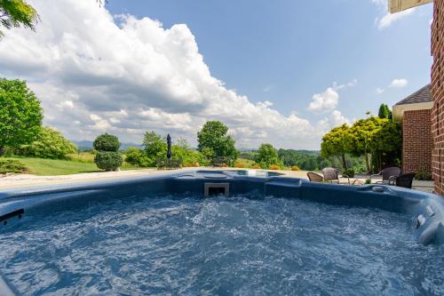 BRAND NEW furniture Breathtaking VIEWS Hot Tub Pool 20 min to Asheville in Marshall, USA