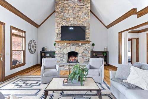 BRAND NEW furniture Breathtaking VIEWS Hot Tub Pool 20 min to Asheville in Marshall, USA