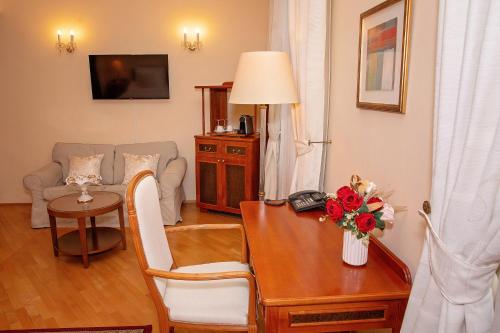 FLEUR DE LIS HOTEL - image 7