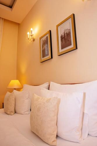 FLEUR DE LIS HOTEL - image 9
