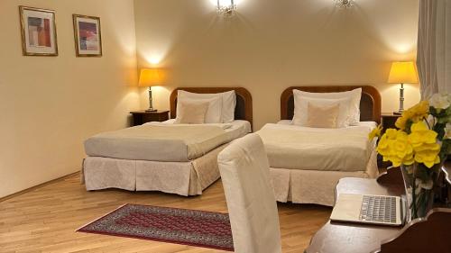 FLEUR DE LIS HOTEL - image 3