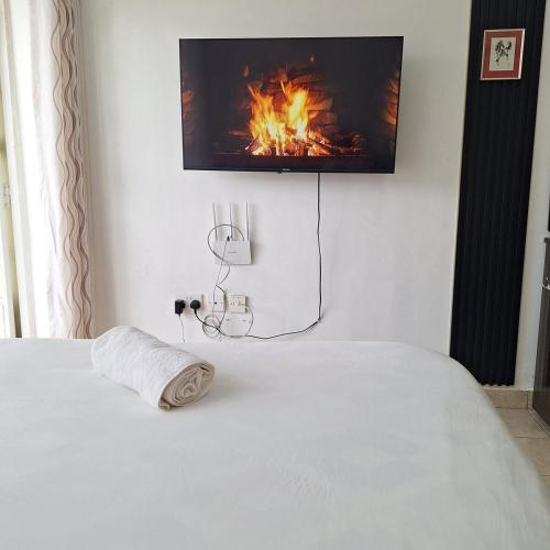 Ruaka Studio with Workspace Free Parking and WiFi in Ruaka