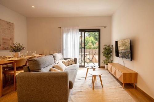 Stylish & Cozy 3-Bedroom Central Apartment with Private Balcony