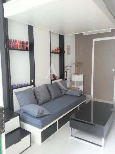 Studio Apartment Small renovated house in Paris