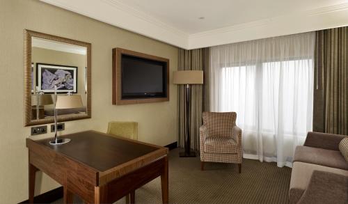 DoubleTree by Hilton London Victoria Room Type - King Studio Suite with Sofa Bed
