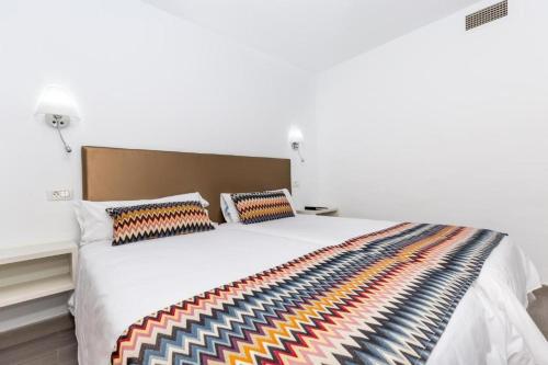 2 twin beds, 1 sofa bed
