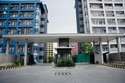 Exterior view, Studio unit with balcony and amenity view near the airport with High speed internet in Cabantian