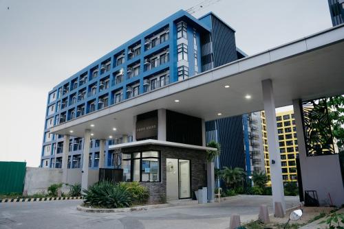 Exterior view, Studio unit with balcony and amenity view near the airport with High speed internet in Cabantian