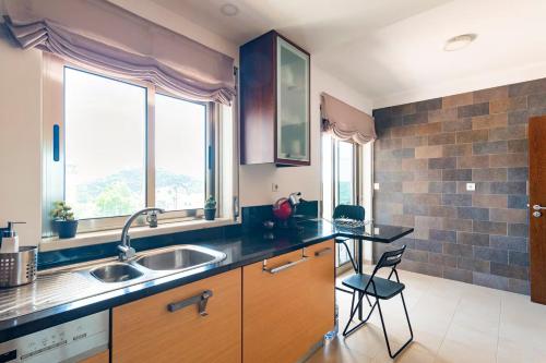 My Home in Sesimbra - Your Home Near the Beach with the Best Castle View! in 哥多維亞
