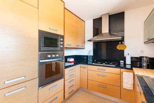 My Home in Sesimbra - Your Home Near the Beach with the Best Castle View! in 哥多維亞
