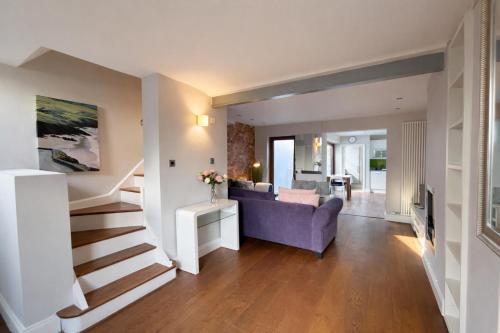 Contemporary 2BDR City Retreat - image 2