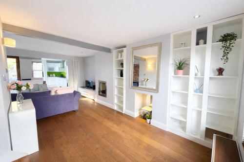 Contemporary 2BDR City Retreat - image 4