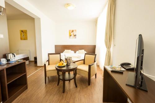 Hotel Sun - image 2