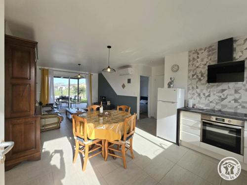 Maison avec piscine et clim - 4 pers. - FR-1-616-553 in Saint-Laurent-des-Hommes