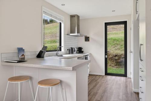 Cosy Tauranga River Cottage with Rural Outlook in Te Puna