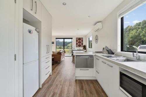 Cosy Tauranga River Cottage with Rural Outlook in Te Puna