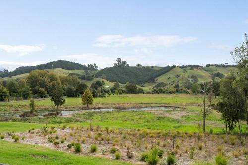 Cosy Tauranga River Cottage with Rural Outlook in Te Puna