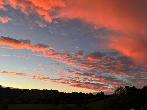 Cosy Tauranga River Cottage with Rural Outlook in Te Puna