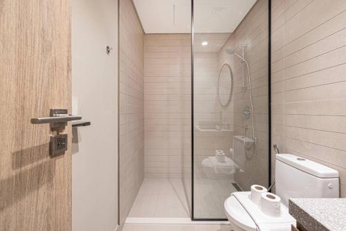Peninsula One High Floor Apartment with beautiful Burj Khalifa and Canal Views - image 6