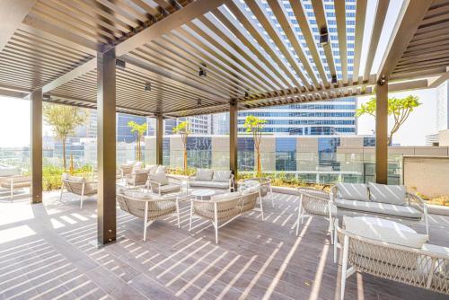 Peninsula One High Floor Apartment with beautiful Burj Khalifa and Canal Views - image 14