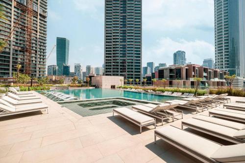 High Floor Burj view in Peninsula One Community - image 2