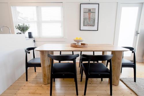 Stylish 3BR Paddington Apt with parking - image 7