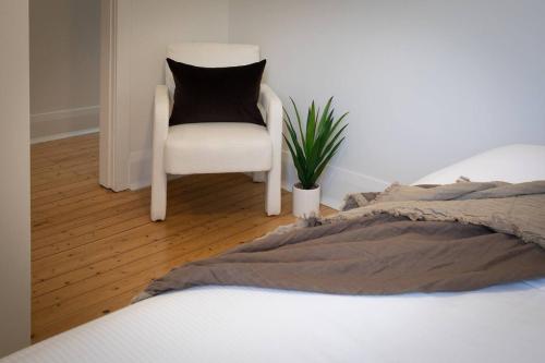 Stylish 3BR Paddington Apt with parking - image 9