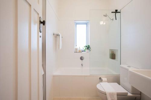 Stylish 3BR Paddington Apt with parking - image 13
