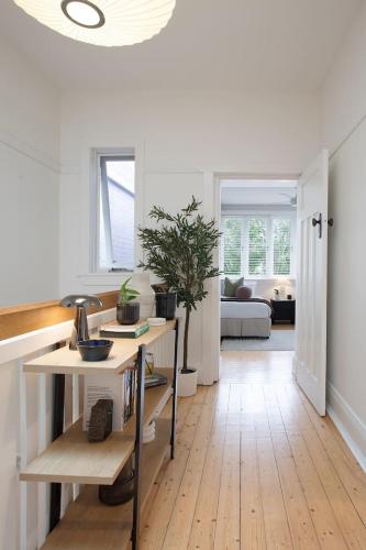 Stylish 3BR Paddington Apt with parking - image 12