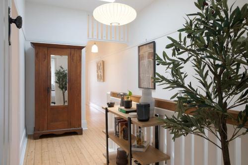 Stylish 3BR Paddington Apt with parking - image 11