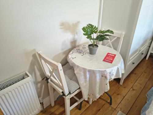 Comfy Bedroom and Private Bathroom on the Top Floor of a Home Stay -10 mins walk to the center - Off in 尚登